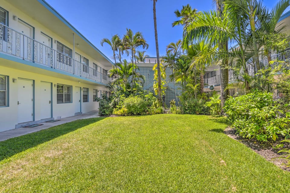 Poolside Fun, Ocean Strolls! Naples Beach Getaway Apartment in Naples