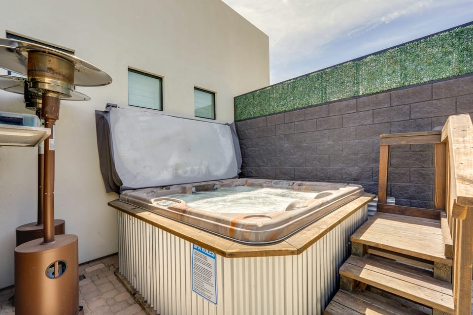 Easy Access to Hospitals! Mesa Casita w/ Hot Tub House in Mesa
