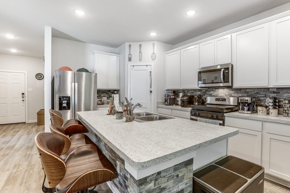 Pool & Dog Park Access! Porter Family Home w/ Yard House in Texas