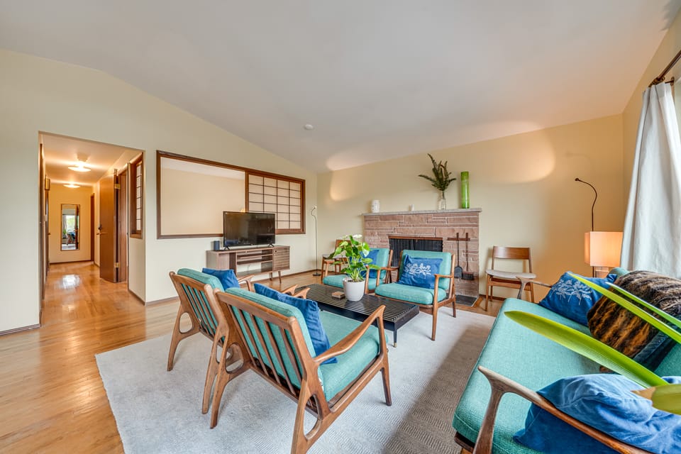Steps to Great Food, Bus Routes & Light Rail House in Seattle