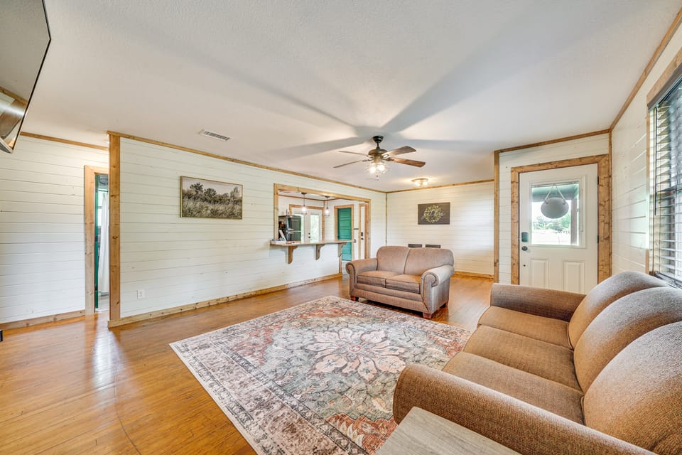 Ouachita Hideaway! Cabin w/ Deck & Hot Tub House in Arkansas