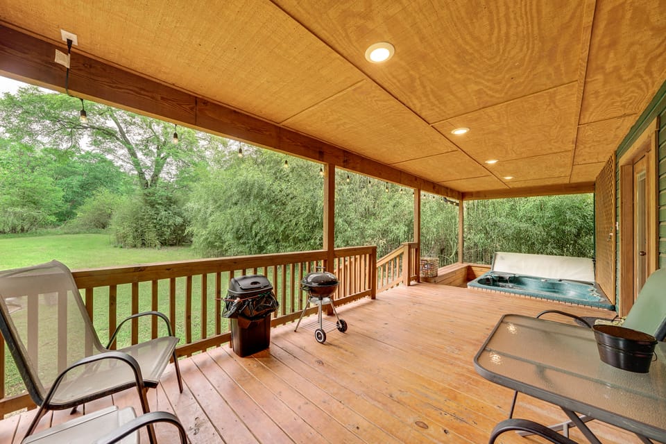 Ouachita Hideaway! Cabin w/ Deck & Hot Tub House in Arkansas