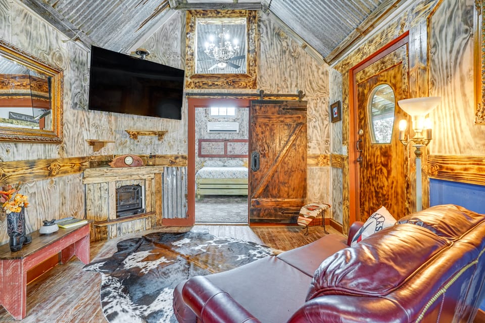 Walk to Granbury Square & Beach! 'Texas Cottage' Cottage in Granbury