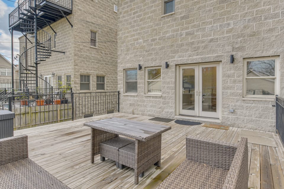 Steps to Lake & Beach! Multi-Level Oakland Haven House in Chicago