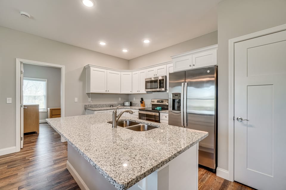 Walk to Cumberland County Playhouse! Modern Home House in Crossville