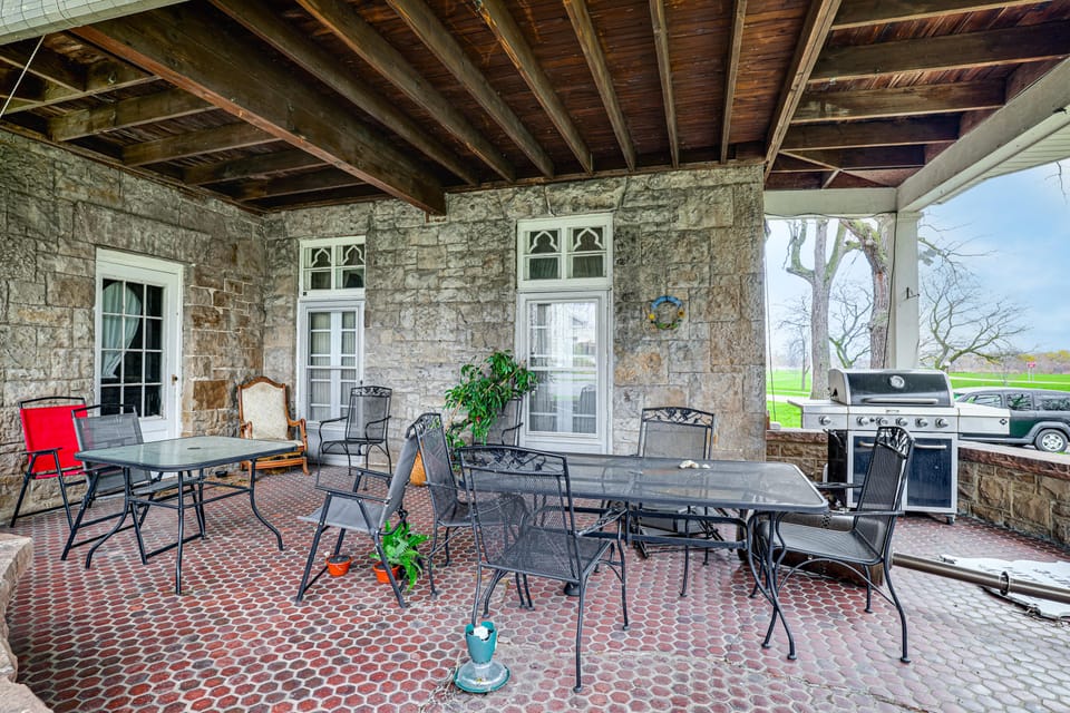 Historic Victorian Cottage, 1 Mi to Niagara Falls House in Niagara Falls