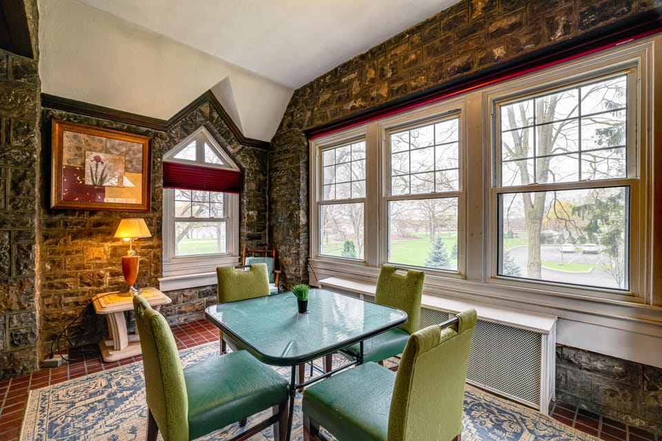 Historic Victorian Cottage, 1 Mi to Niagara Falls House in Niagara Falls