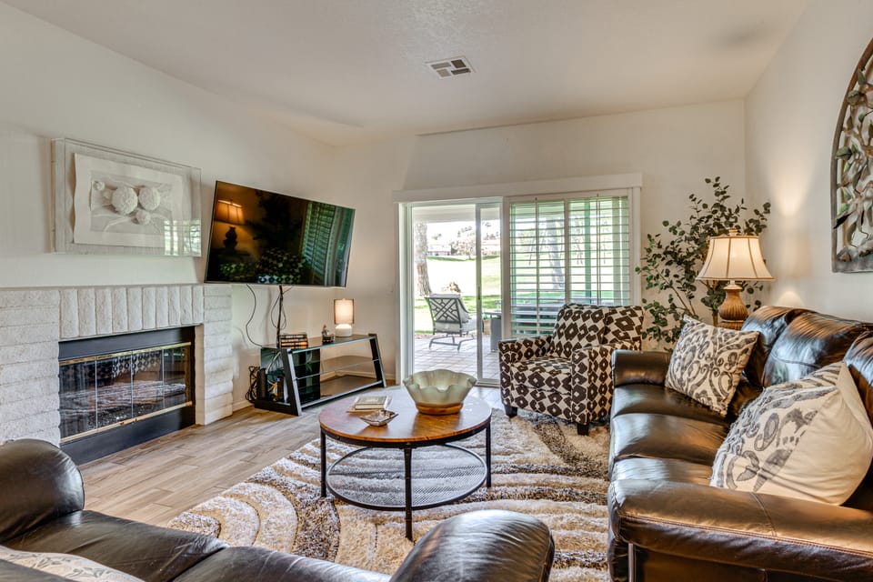 Relax Poolside! Golfer's Paradise in Palm Desert Apartment in Palm Desert