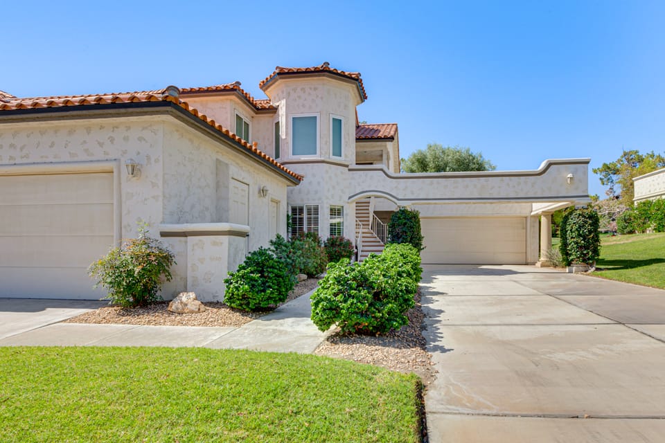Relax Poolside! Golfer's Paradise in Palm Desert Apartment in Palm Desert