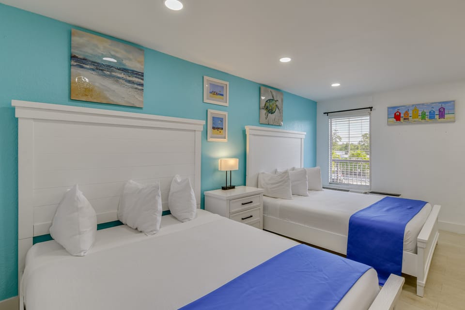 Waterfront Luxury Remodeled Studio! Pool Tiki Bar Apartment in Florida