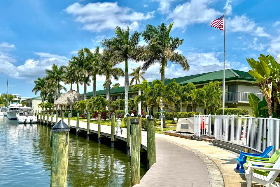 Waterfront Luxury Remodeled Studio! Pool Tiki Bar Apartment in Florida