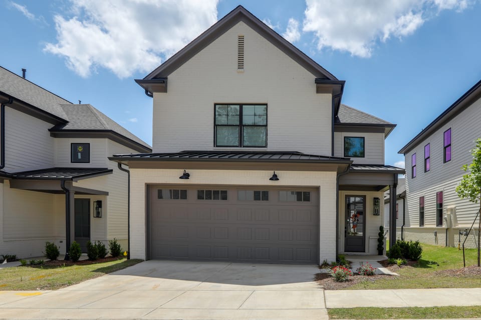 2 Mi to Dtwn! Newly Built Oxford Retreat w/ Porch House in Oxford