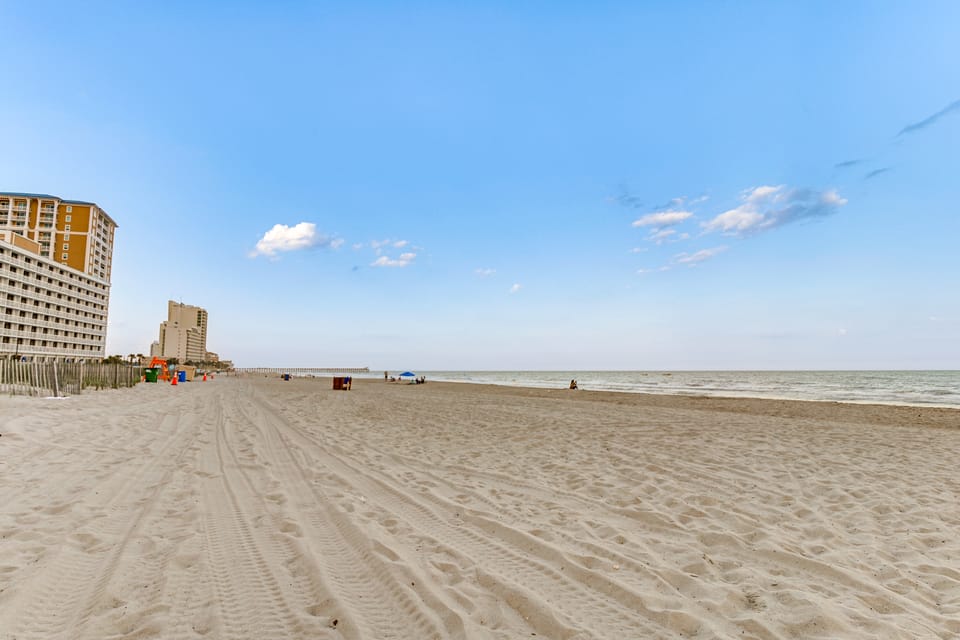 Walk to Family Kingdom! Condo w/ Pool + Balcony Apartment in Myrtle Beach