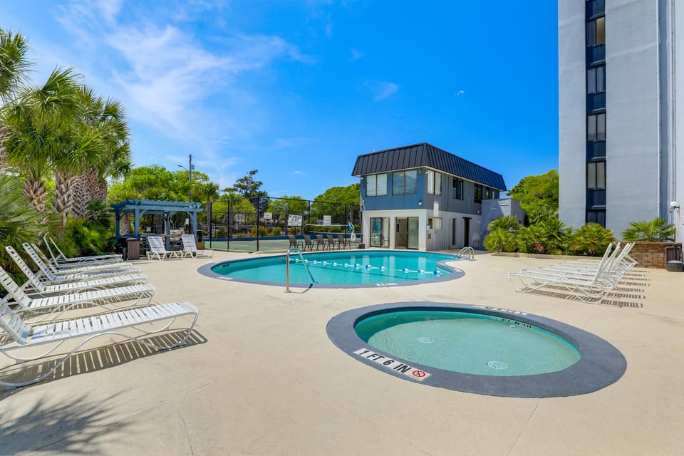 Walk to Family Kingdom! Condo w/ Pool + Balcony Apartment in Myrtle Beach