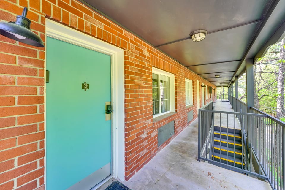 1 Mi to Dtwn! Eureka Springs Studio, Shared Patio Apartment in Eureka Springs