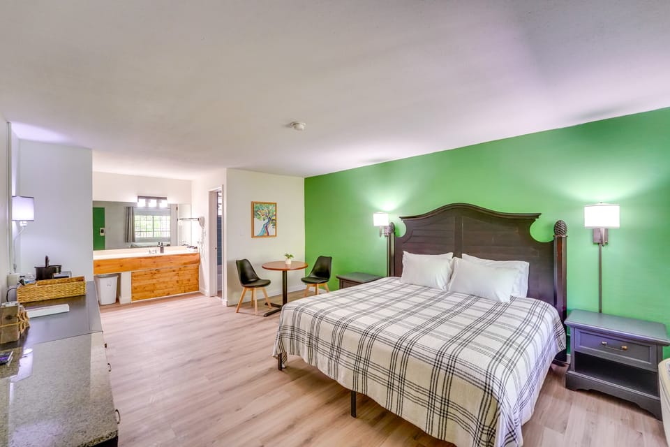 Cozy Couples Getaway! 1 Mi to Dtwn Eureka Springs Apartment in Eureka Springs