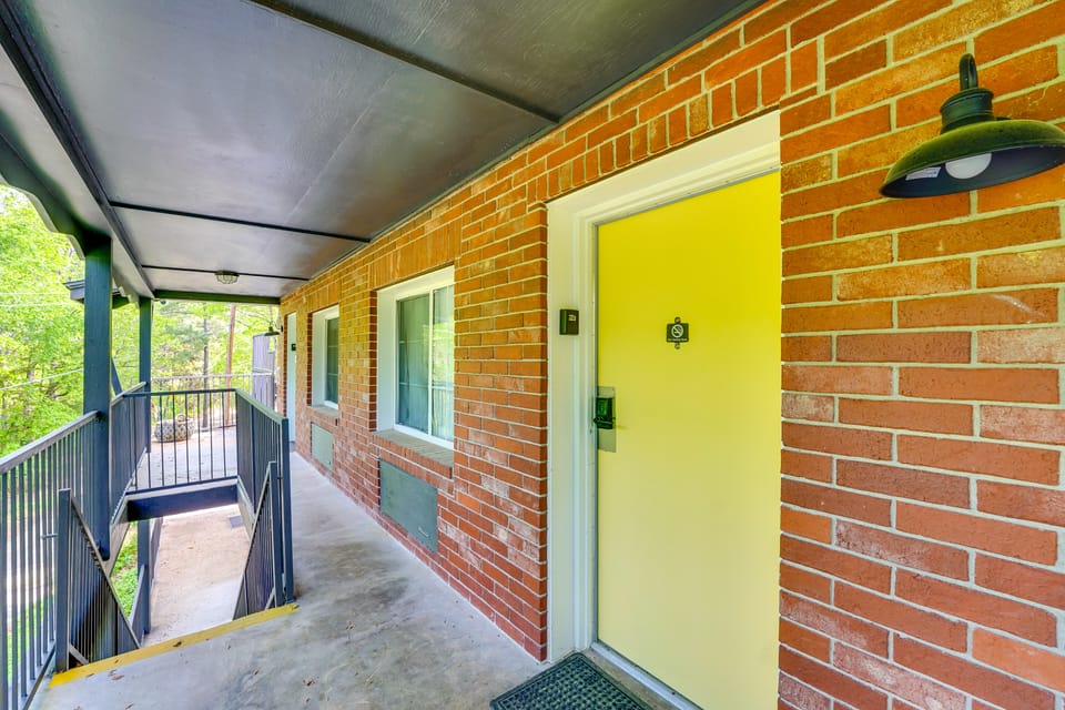Walk to Trolley Stop! Cozy Eureka Springs Escape Apartment in Eureka Springs