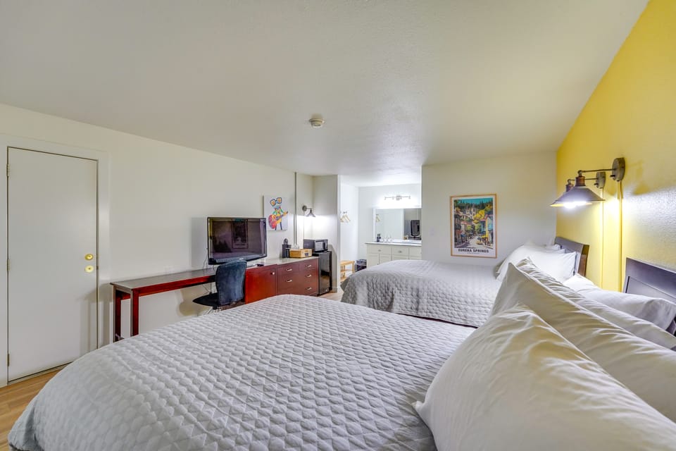 Trolley to Dtwn Eureka Springs! Tree-Lined Studio Apartment in Eureka Springs