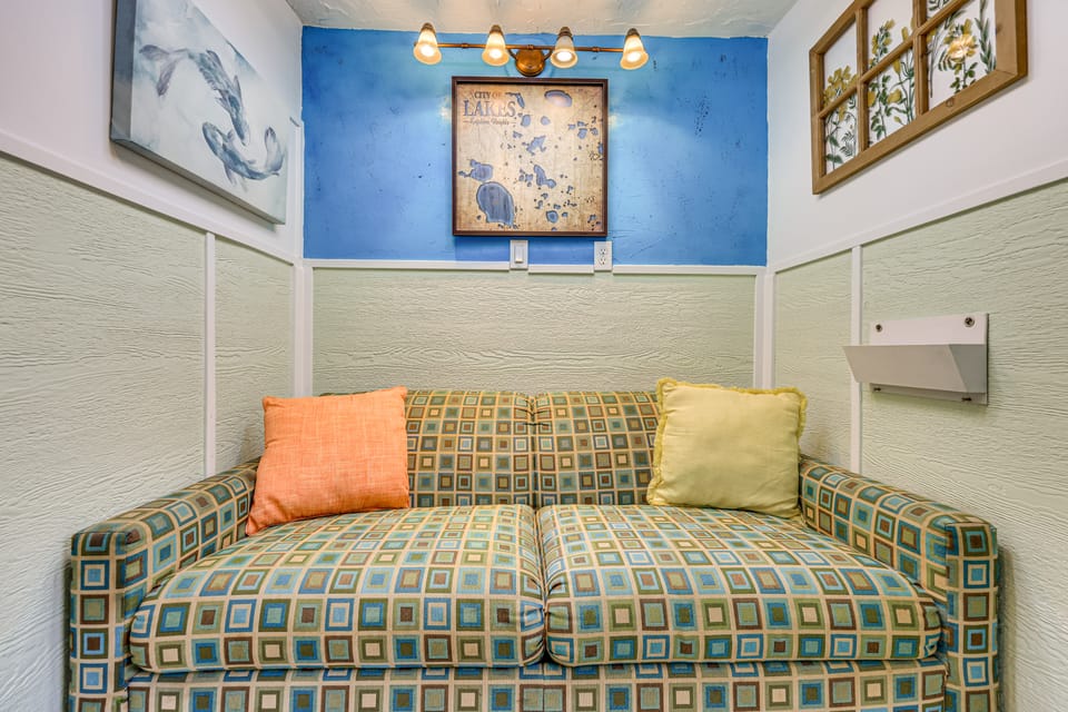 The Humming Bird Suite - Affordable Lakefront Fun Apartment in Florida
