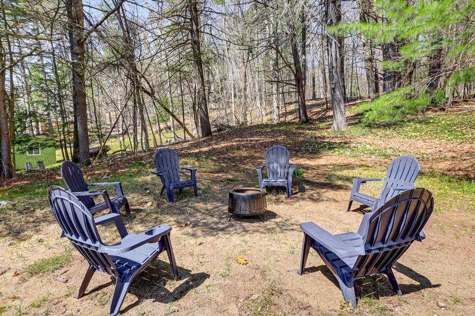 3 Mi to Lake George & Village: Family Home w/ Deck House in Queensbury