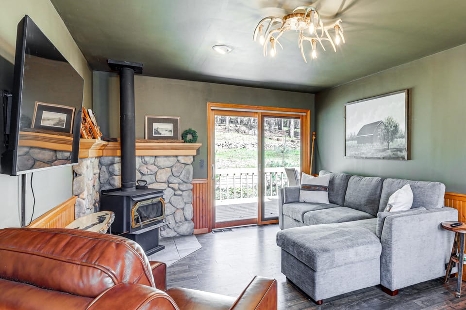 3 Mi to Lake George & Village: Family Home w/ Deck House in Queensbury