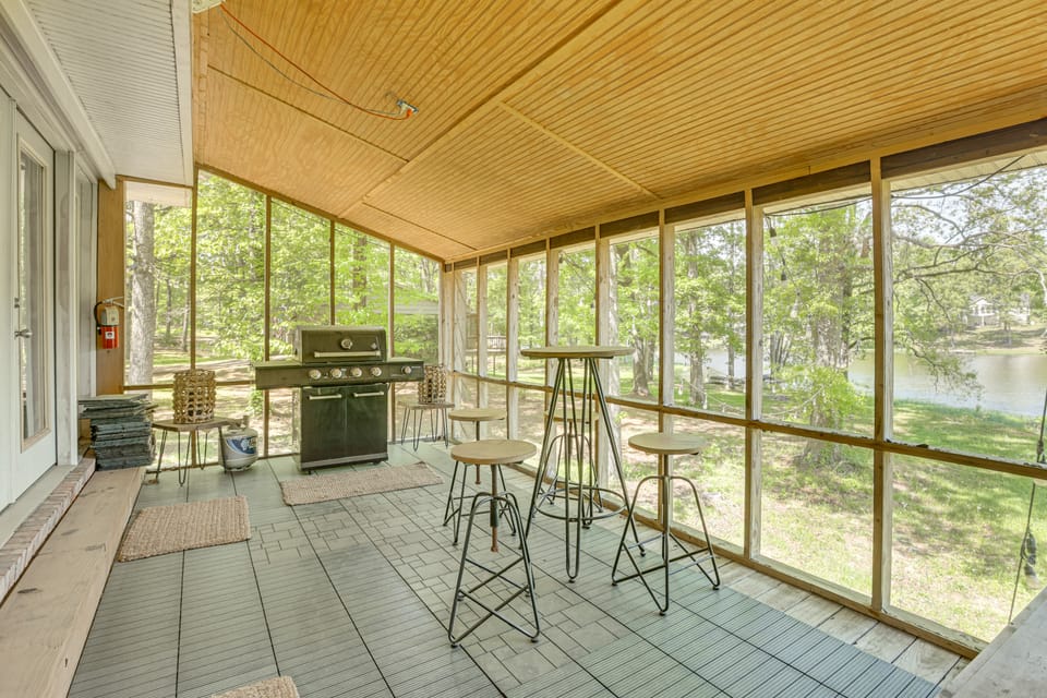Group Escape on Serene Lake! Hike, Fish & Paddle House in Alabama