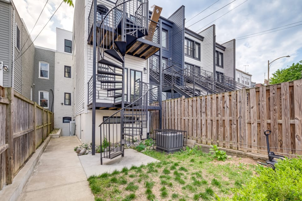Walk to Metro Station & Hospitals! Quiet DC Escape Apartment in District of Columbia