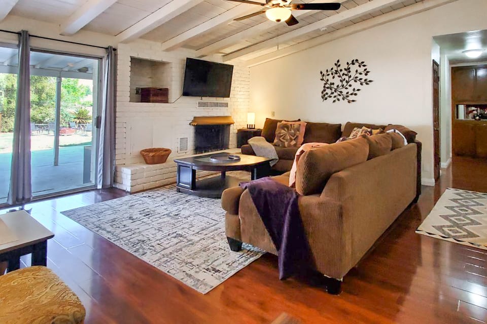 < 1 Mi to UC Riverside! Extended Base for Families House in Riverside