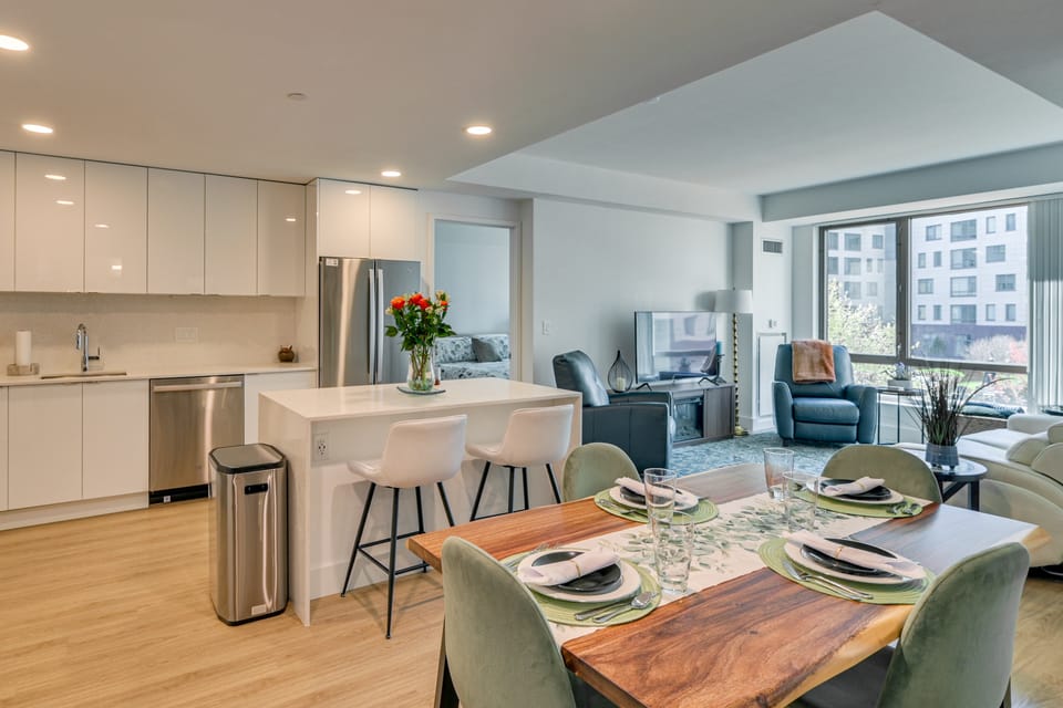 Walk to MIT & T Stop! Kendall Square Extended Base Apartment in Cambridge