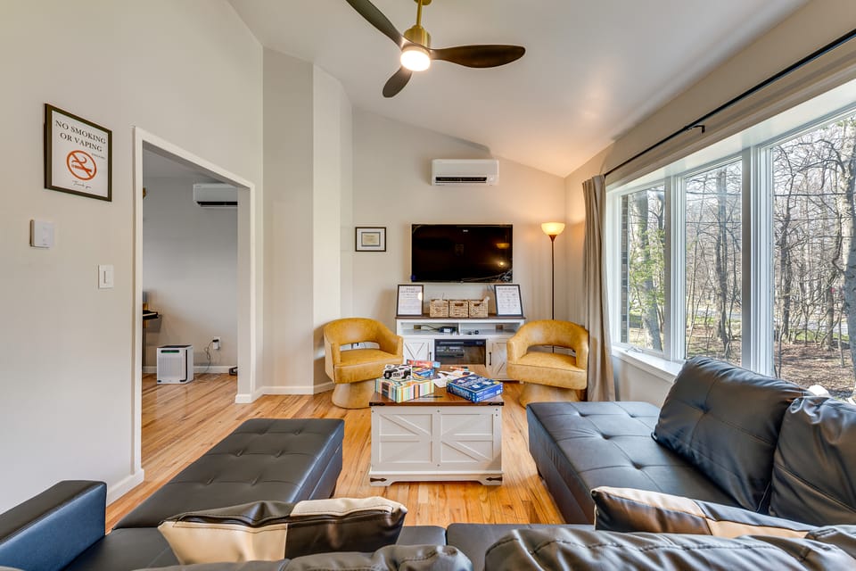 'The Highland Thistle' Poconos Escape w/ Game Room House in Coolbaugh Township
