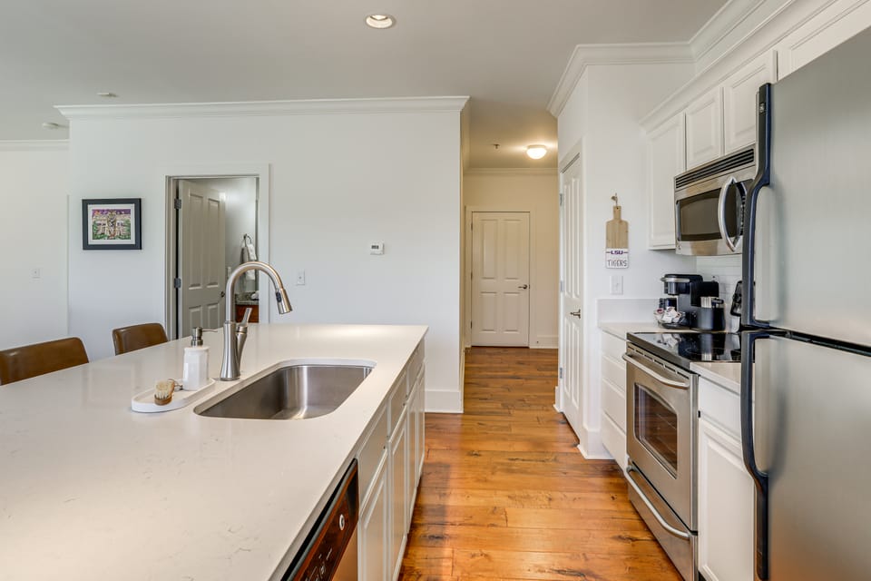 Tiger Condo at LSU! Walk to Tiger Stadium & PMAC Apartment in Baton Rouge