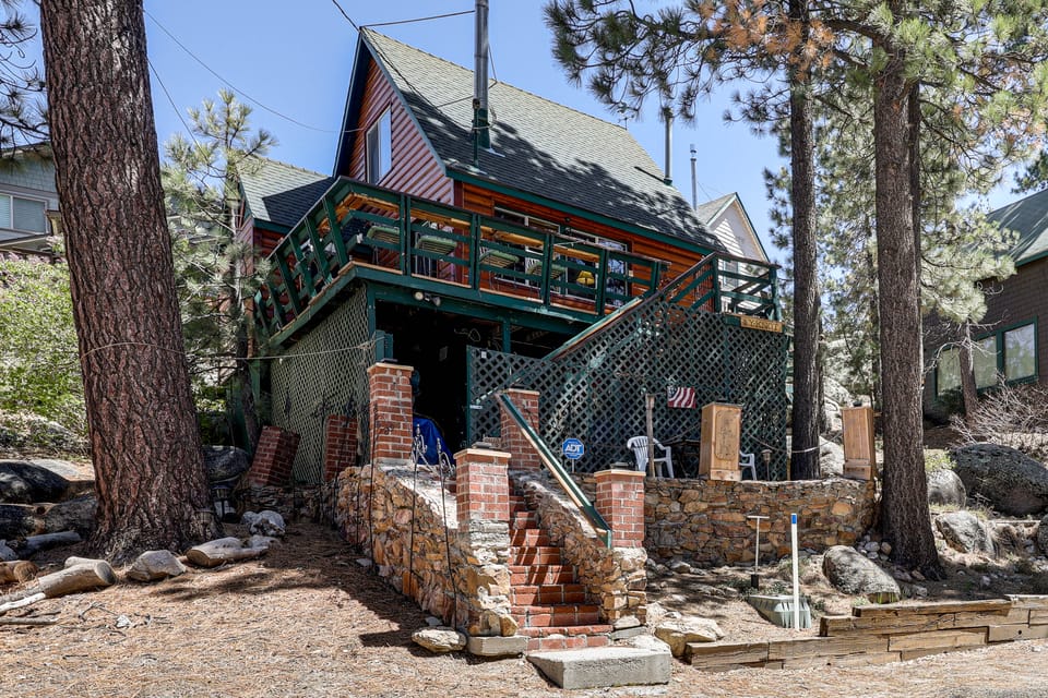 Walk to Big Bear Lake & Marina: Cozy Cabin w/ Deck House in Big Bear