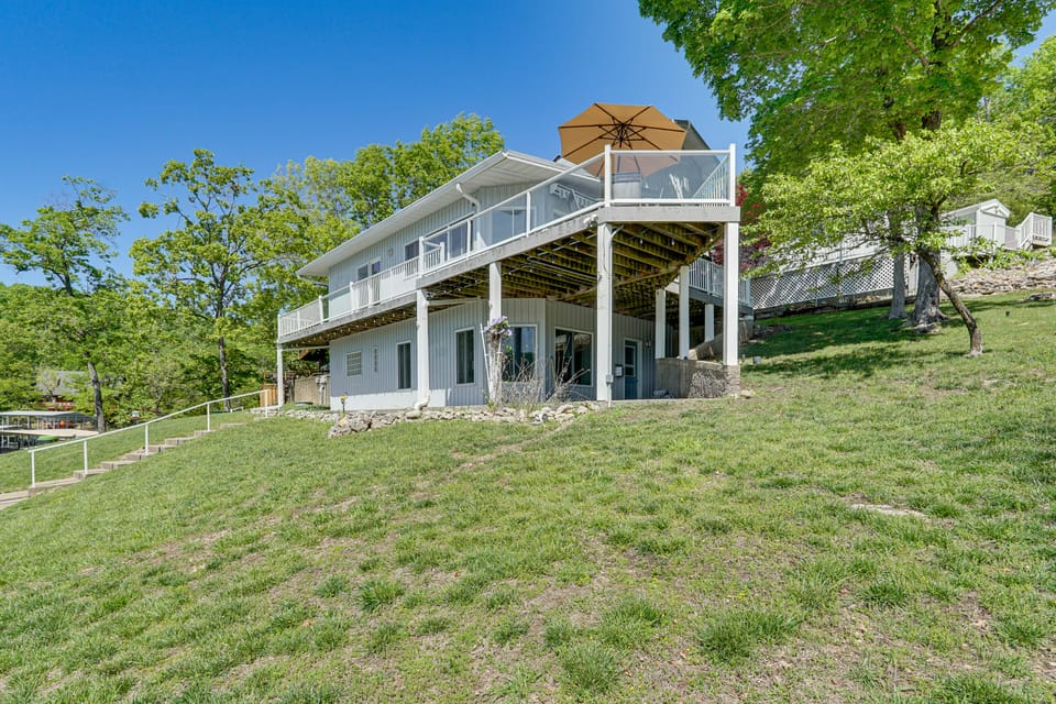 Luxe Lake of the Ozarks Group Escape in Roach House in Lake of the Ozarks