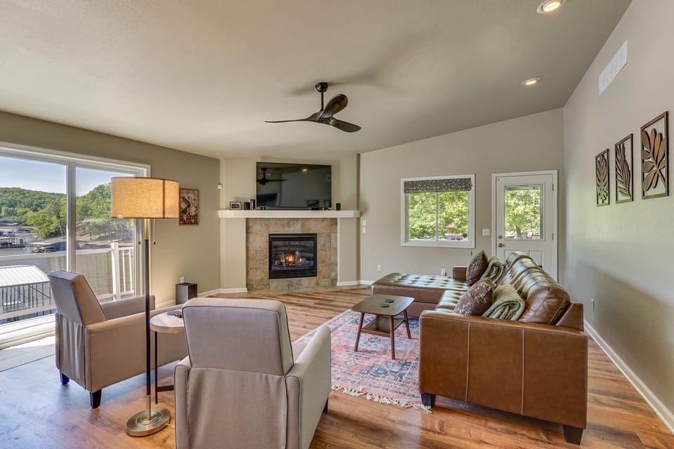 Luxe Lake of the Ozarks Group Escape in Roach House in Lake of the Ozarks
