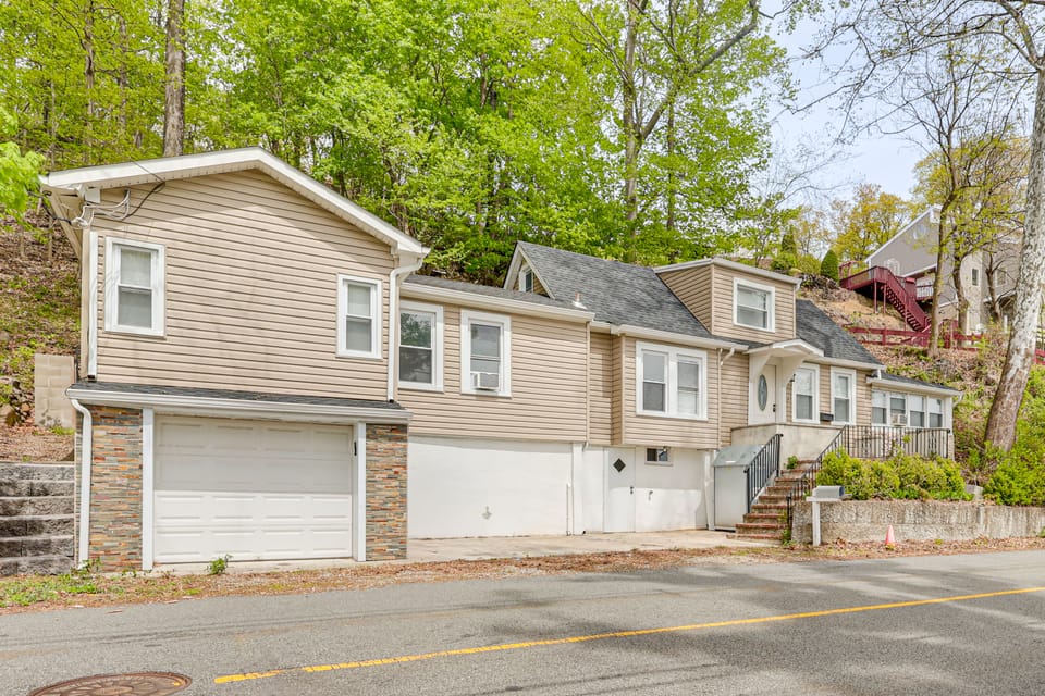 Nature & City Access! Family Home in North Jersey House in Wayne