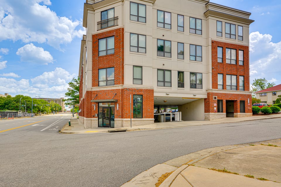Walkable Condo in Dtwn Greensboro! Extended Stay Apartment in Greensboro