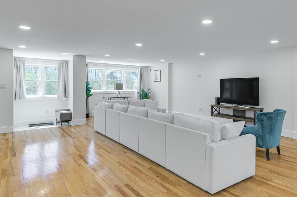 2 Mi to Nantasket Beach! Group Retreat w/ Patio House in Hull