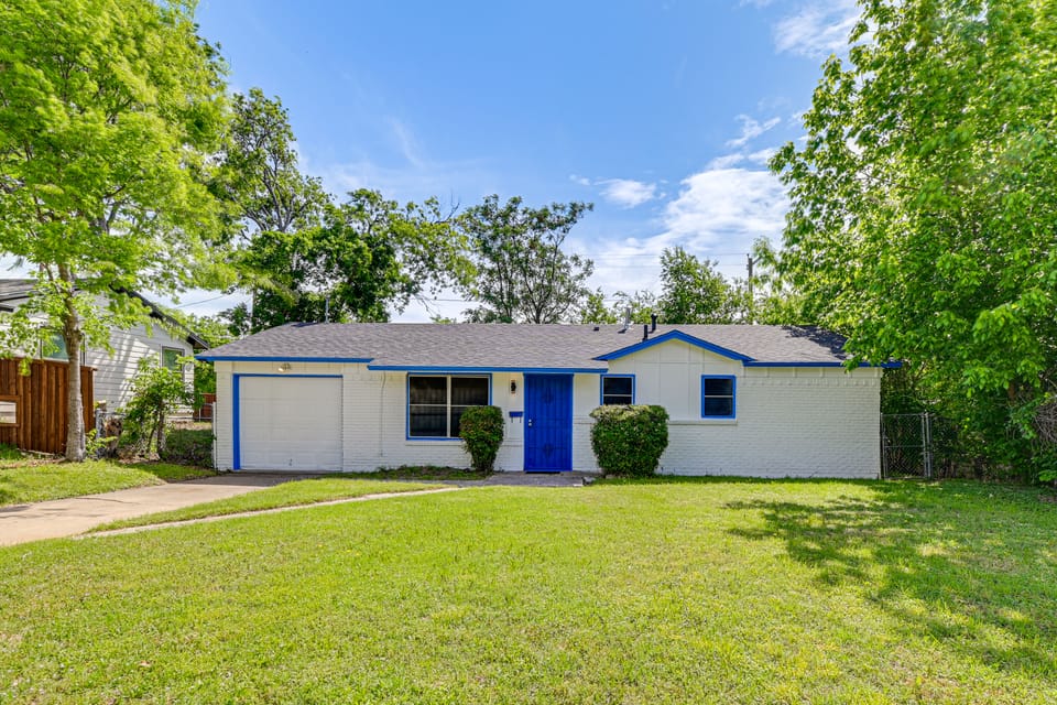 Eco-Chic Sanctuary Steps From Trinity Trails! House in Fort Worth