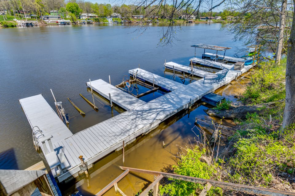 Fish & Boat! Lake Freeman Retreat w/ Dock Access Apartment in Indiana