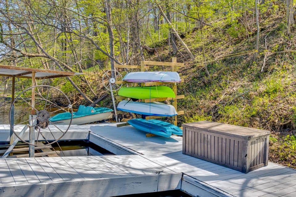Fish & Boat! Lake Freeman Retreat w/ Dock Access Apartment in Indiana