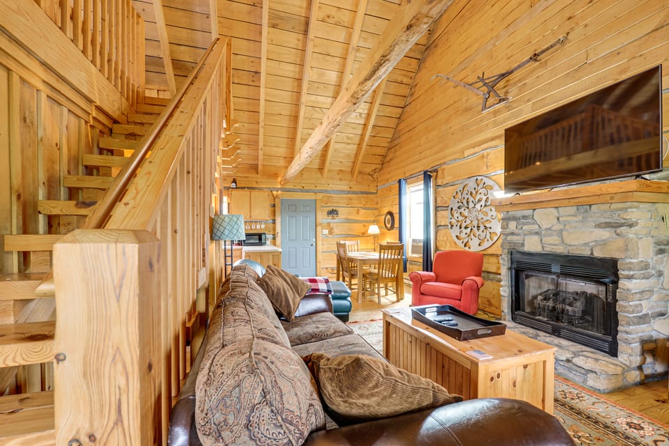 2 Mi to Blue Ridge Pkwy! Mtn Escape w/ Fireplace House in Virginia