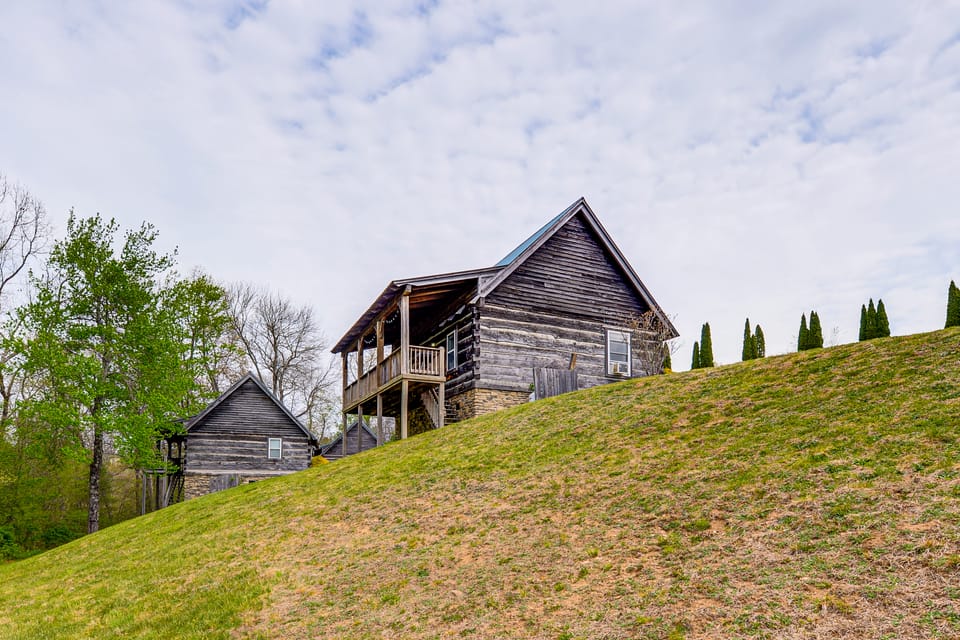 2 Mi to Blue Ridge Pkwy! Mtn Escape w/ Fireplace House in Virginia