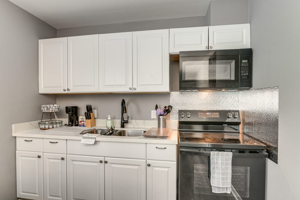 Converted Rec Room! Suburban Houston Carriage Home Apartment in Pearland