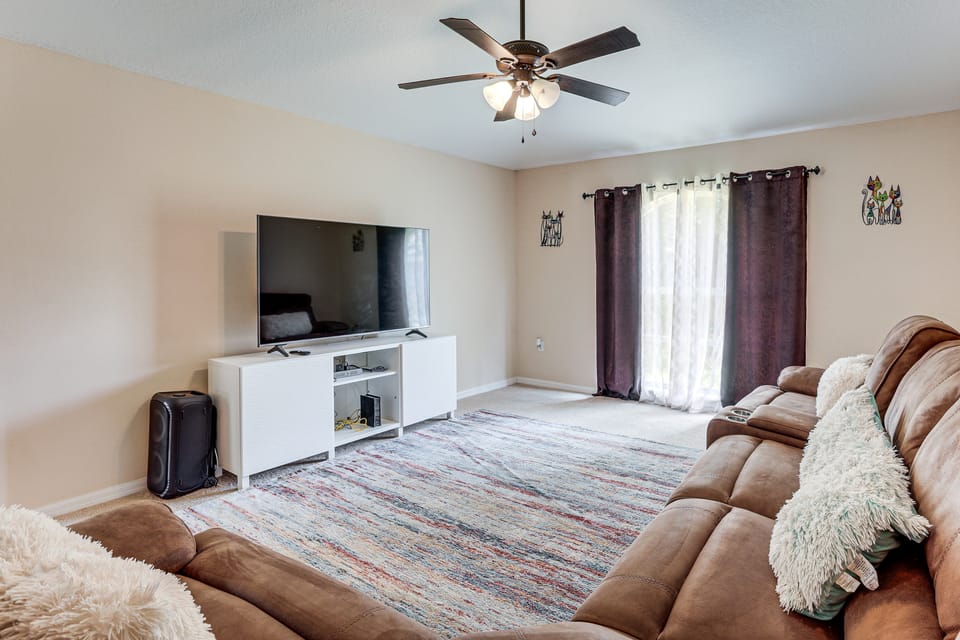 Spacious 4BR Home in Deltona w/ Screened Porch! House in Deltona