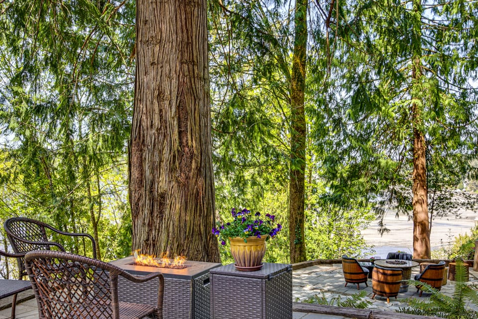Beach Access Historic Cabin on Henderson Bay! House in Hood Canal