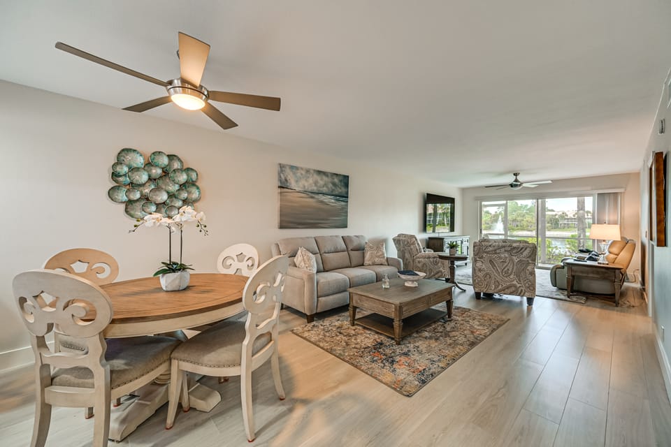 Lake Views & Resort-Style Living! Naples Condo Apartment in Collier County