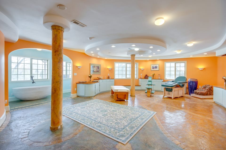 Emigrant Lodge w/ Spa: 3 Suites Near Yellowstone Villa in Montana