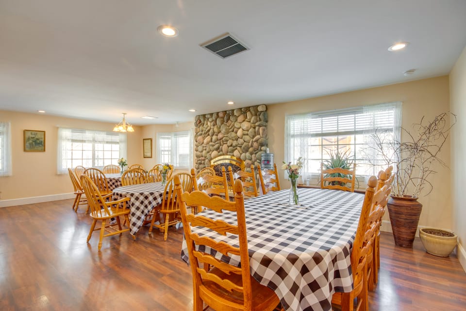 Emigrant Lodge w/ Spa: 3 Suites Near Yellowstone Villa in Montana