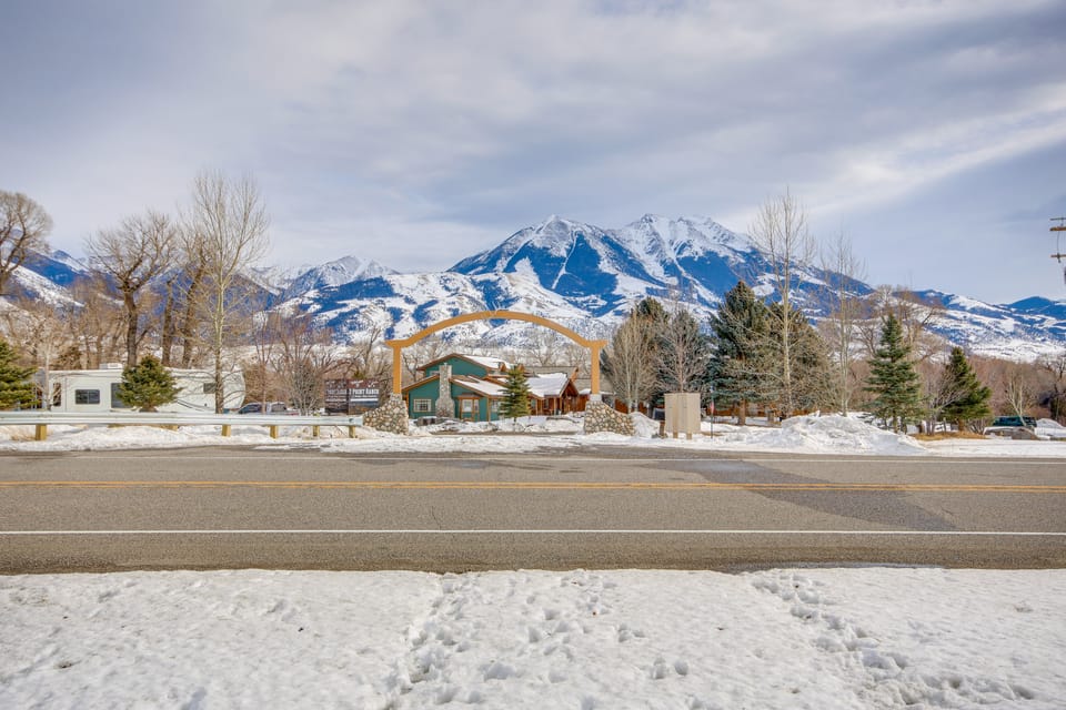 Emigrant Lodge w/ Spa: 3 Suites Near Yellowstone Villa in Montana