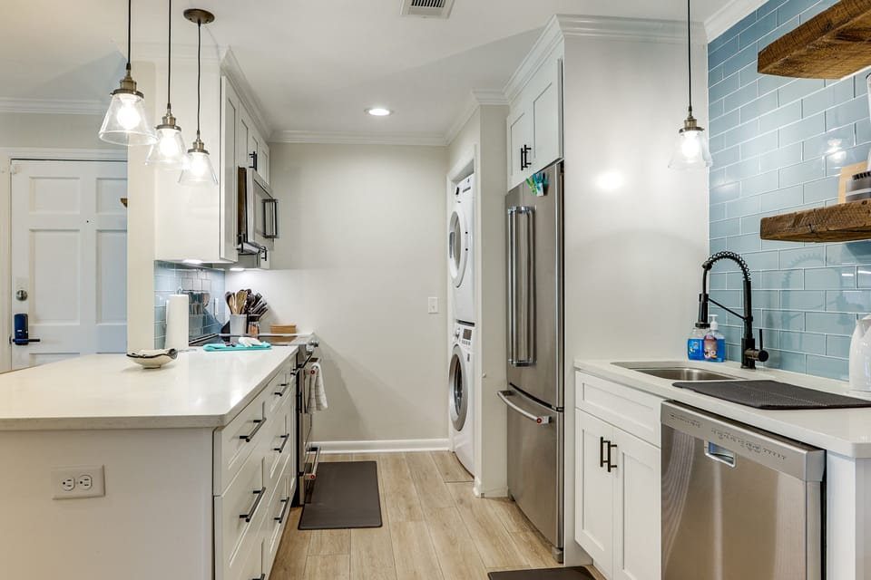 Pool Access! St Simons Island Getaway w/ Balcony Apartment in Mallory Park